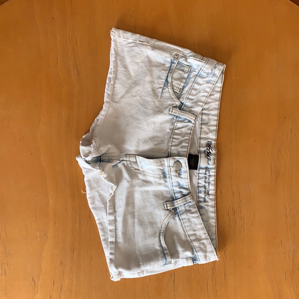 Mossimo low rise distressed jean shorts 👏👍💕🥳